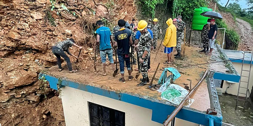 तनहुँ समाचार : पहिरामा पुरिएका दुईको जीवितै उद्धार